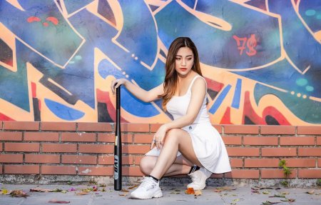 Девушка с битой