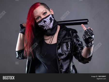 Девушка в бандане