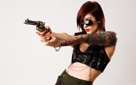 Красивые девушки с оружием
