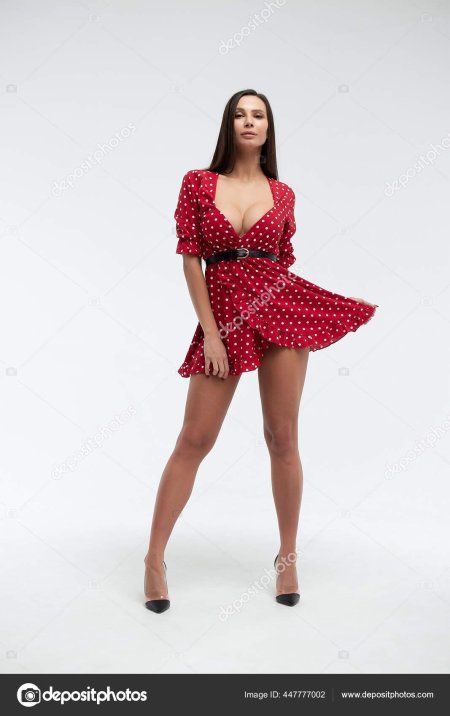 Женщина в коротком платье
