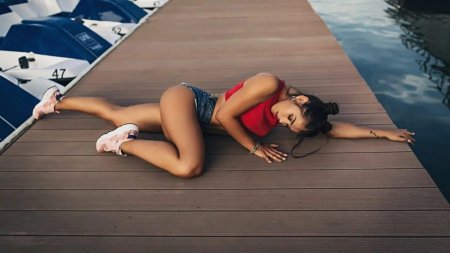 Девушка лежит