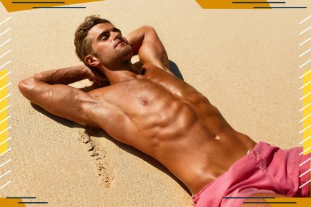 Парень лежит на пляже вид сверху