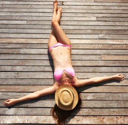 Женщина загорает