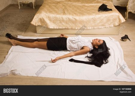 Мертвая девушка на диване