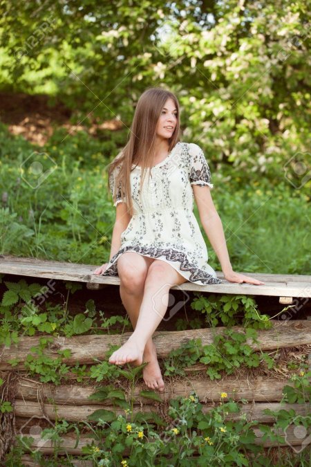 Босые девушки в сарафанах