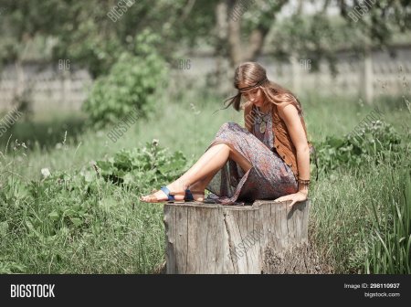 Босая девушка хиппи