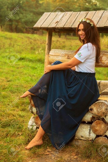 Босая в длинной юбке