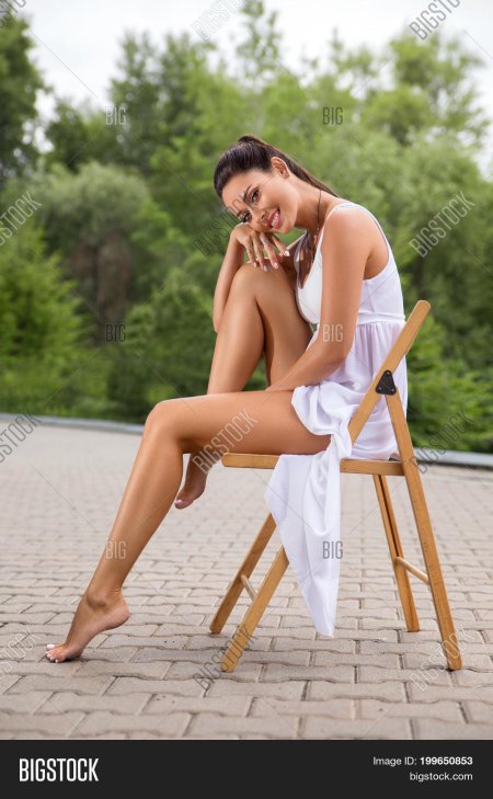 Босая девушка на скамейке