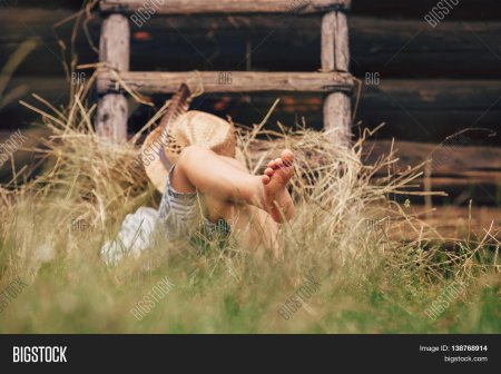 Девушка босиком на сене