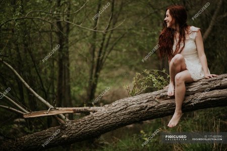 Девушки босиком в лесу