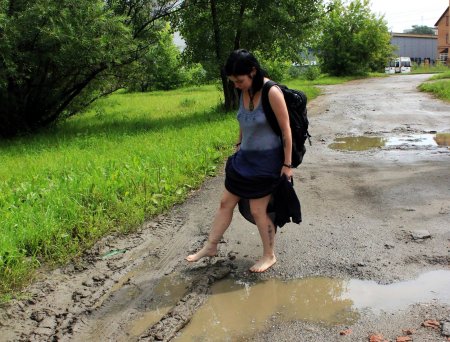 Девушка босиком