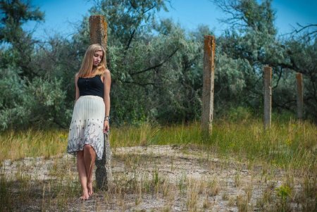 Девушка привязана к дереву