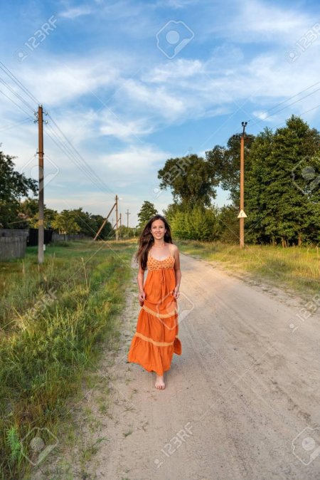 Босые девушки в деревне