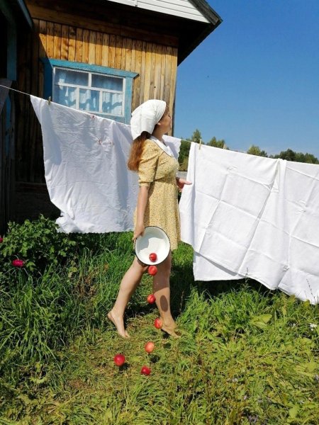 Девушки в деревне летом