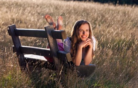 Девочка на скамейке