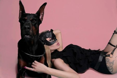 Зои Дойч с доберманом