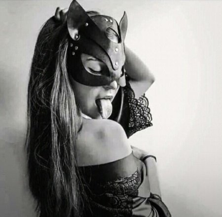 Девушка вкошачей маске