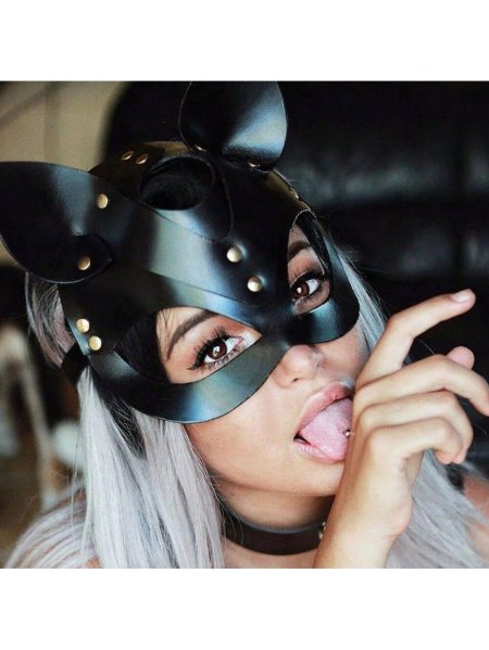 Девушка в маске кошки