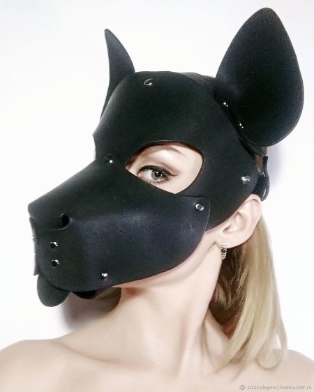 Девушка в наморднике