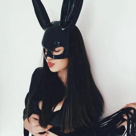 Девушка в маске зайчика