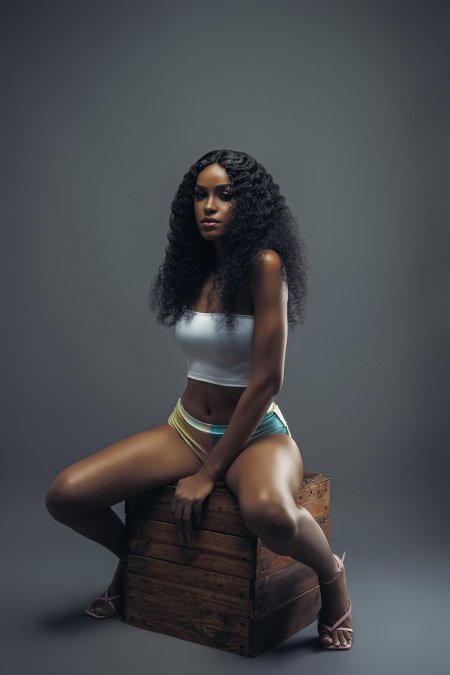 Темнокожий сидит