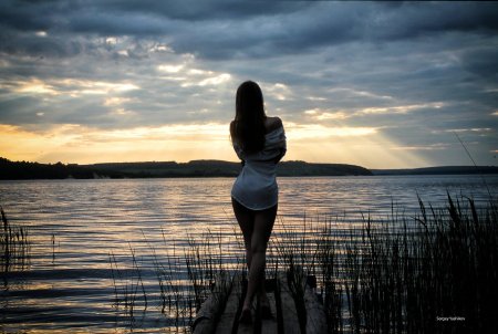 Девушка возле реки