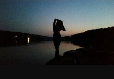Девушка у реки ночью