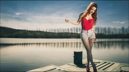 Девушка у реки