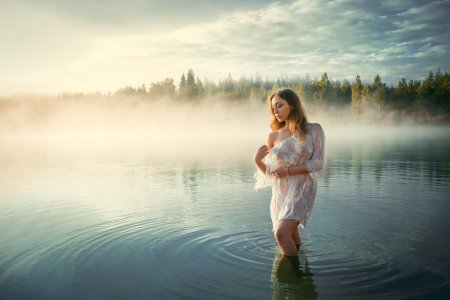 Девушка на озере