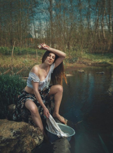 Девушка стирает белье в реке фотосессия