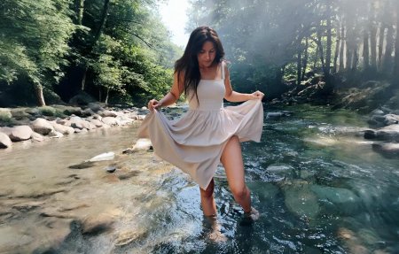 Брюнетка девушка