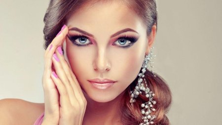 Девушка с красивым макияжем
