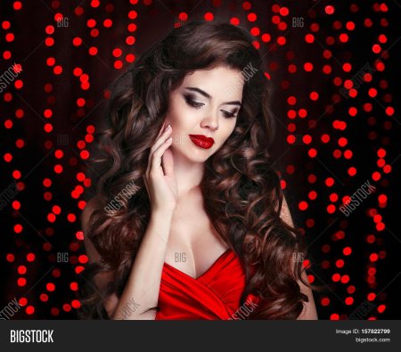 Образ с красными губами и кудрями