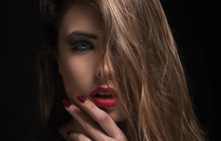 Красивое лицо девушки