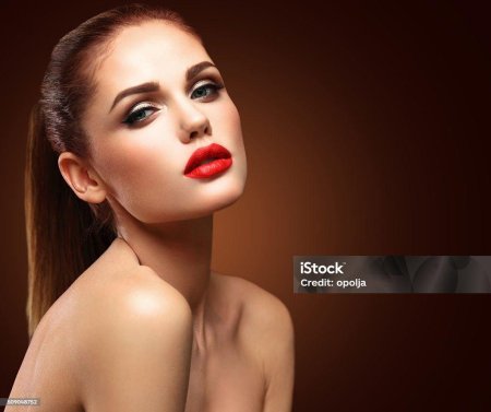 Девушка с макияжем