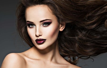 Девушка с красивым макияжем