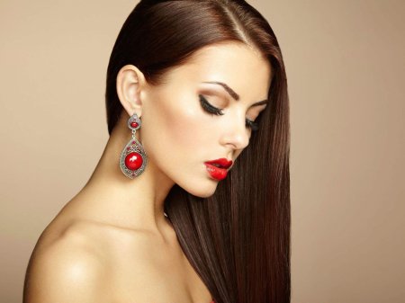 Красивые серьги на девушке