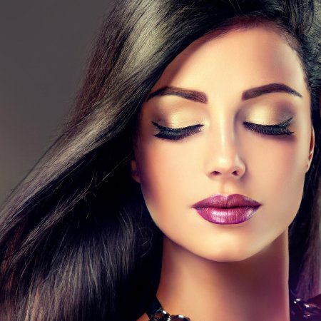 Красивая девушка с макияжем