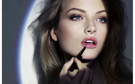 Девушка с блеском на губах