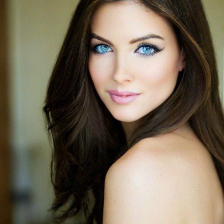 Брюнетка с голубыми глазами