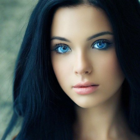 Черноволосая девушка с голубыми глазами