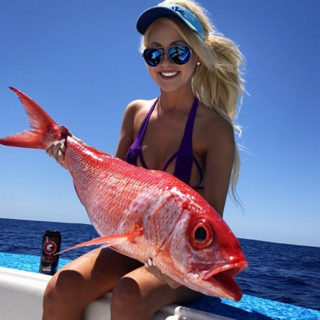 Красивая девушка с рыбой