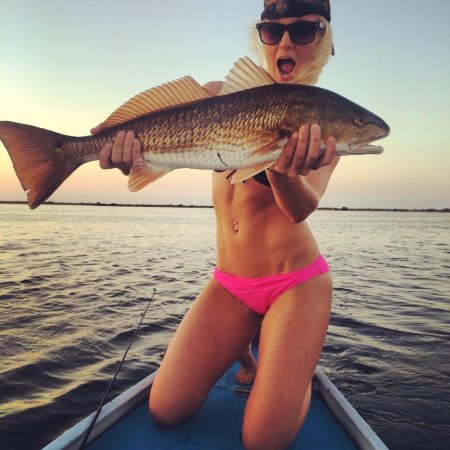 Красивая девушка с рыбой