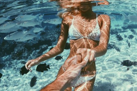 Девушук аплавает в море