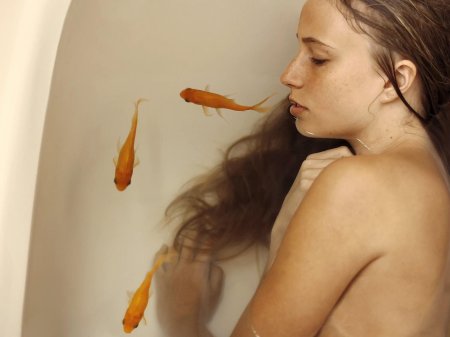 Девушка с рыбой в ванне