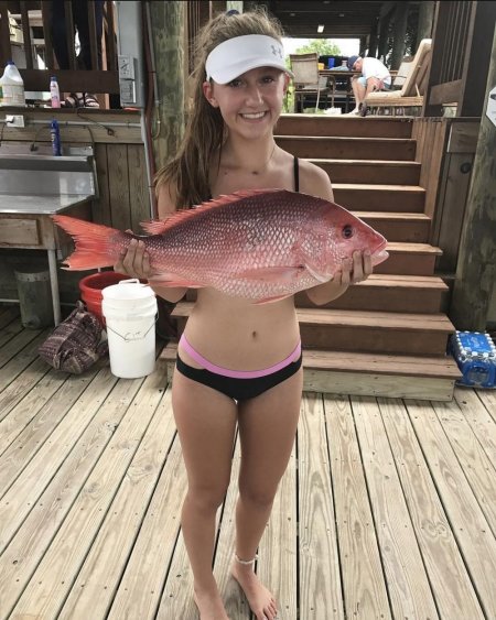 Девушка ловит рыбу