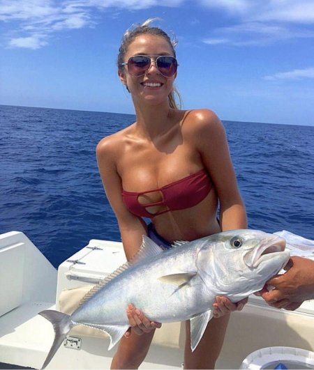 Морская рыбалка девушки