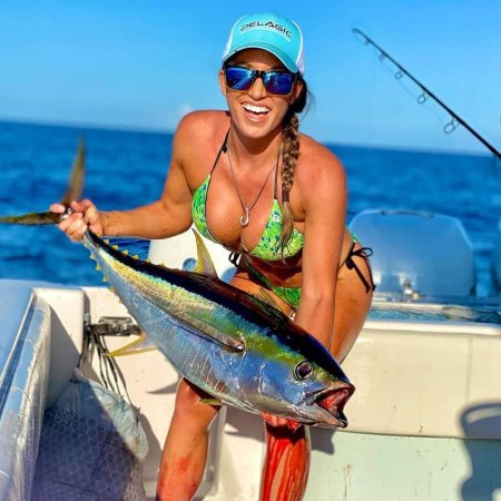 Девушка с рыбой