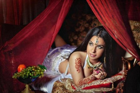 Красивая восточная девушка