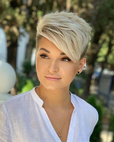 Модные короткие стрижки 2023